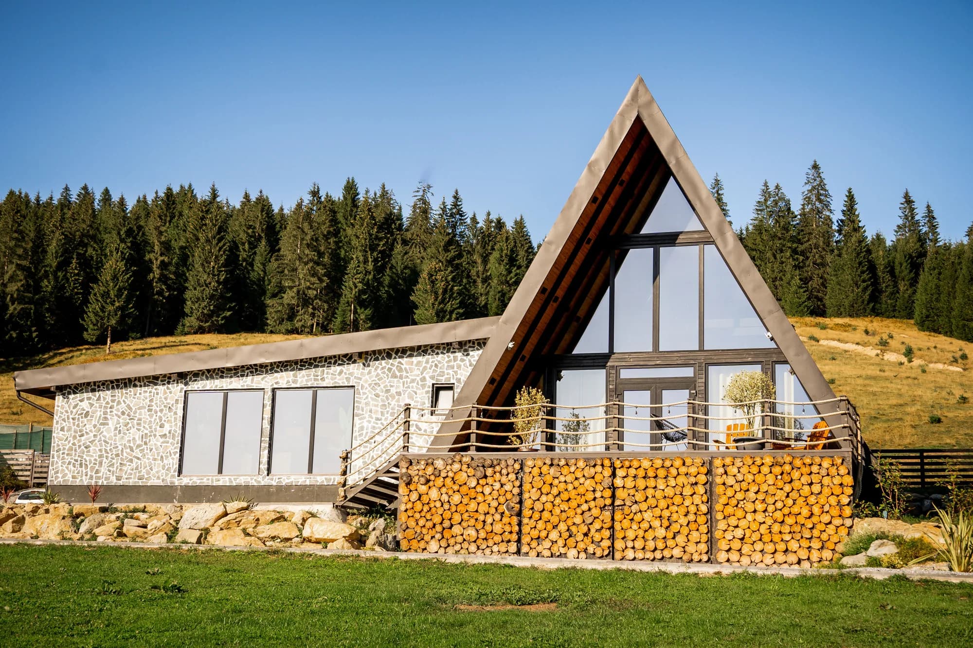 TuliVilla - A-frame luminat noaptea