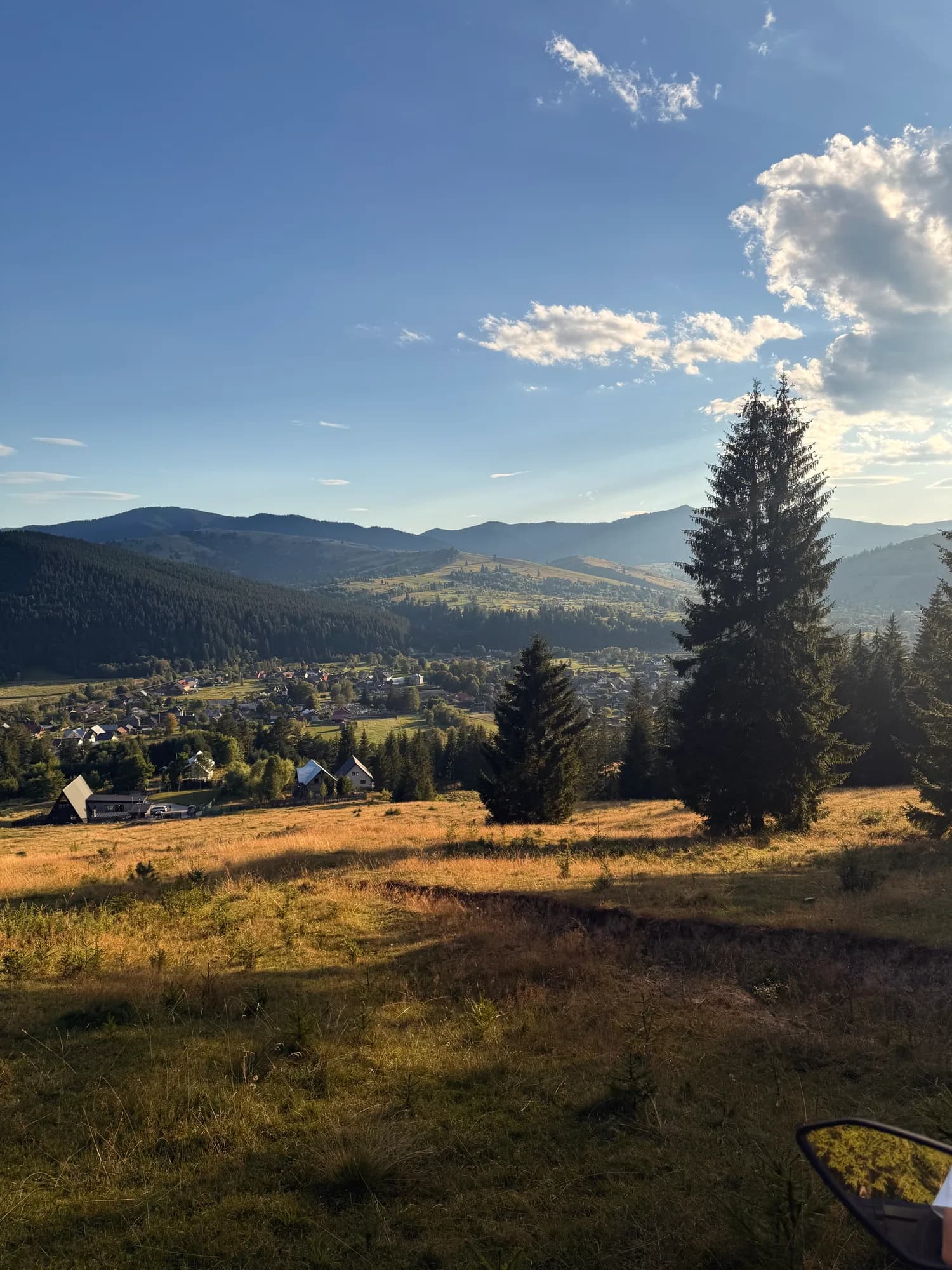Peisaj Bucovina - Păduri și dealuri însorite